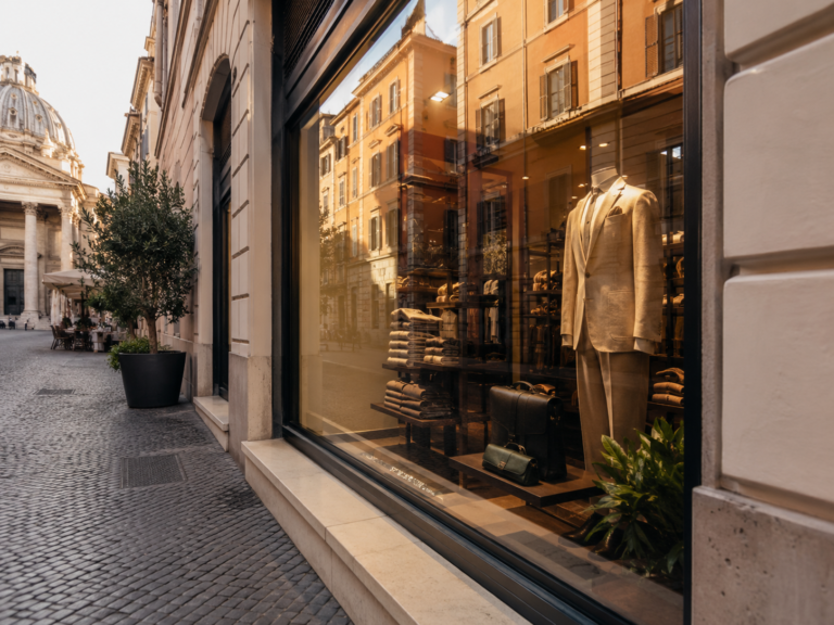 Pellicola antisfondamento per vetrina commerciale